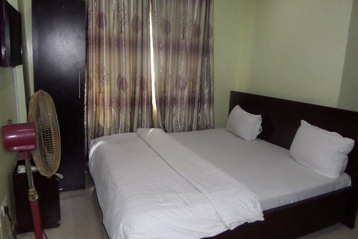 Room 6 of 35
