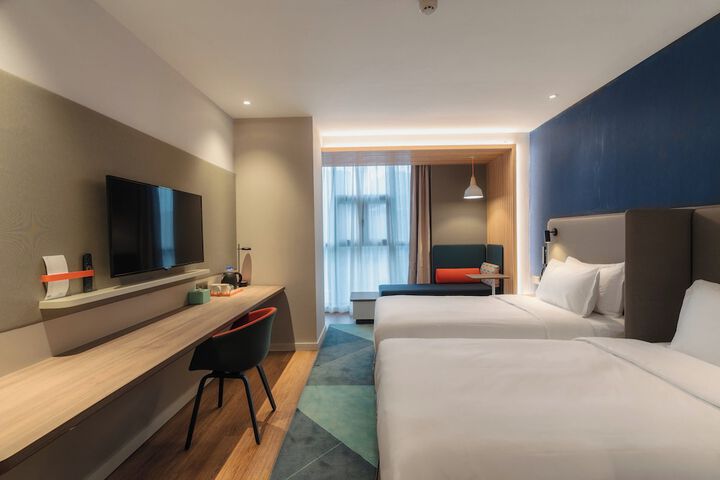 Room 9 of 40