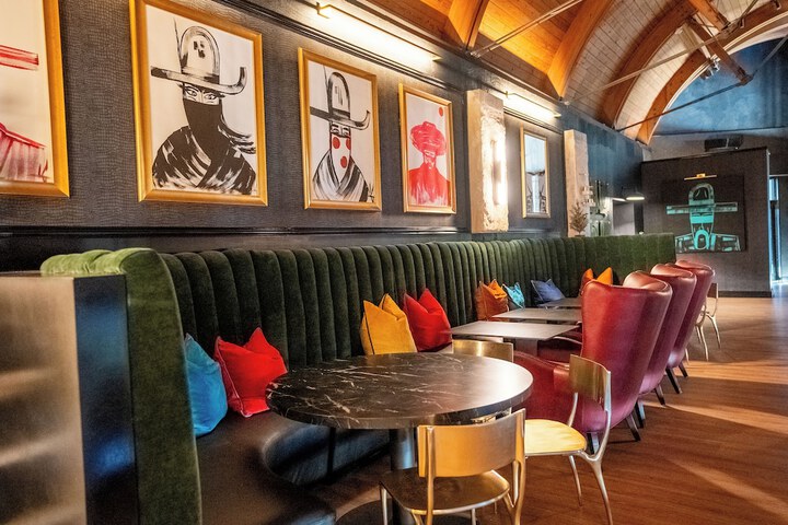 Lounge 52 of 58