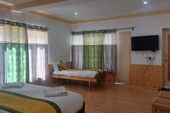 Room 4 of 16