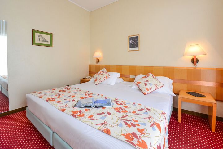 Room 4 of 140