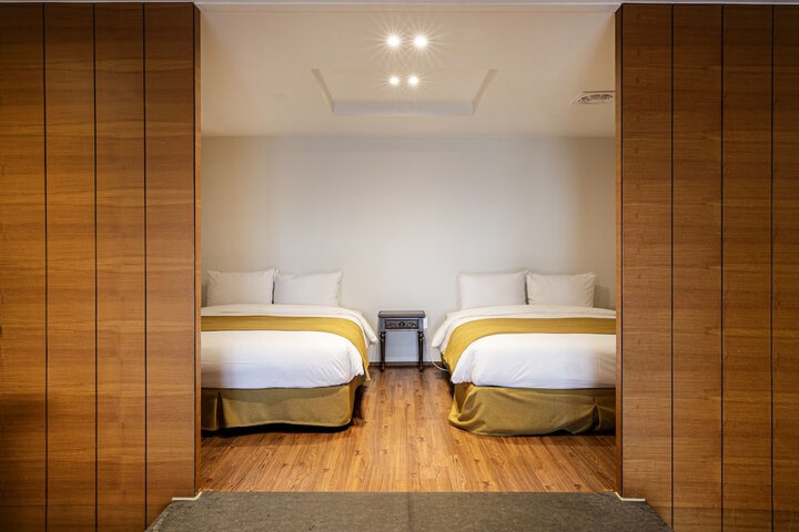 Room 2 of 226