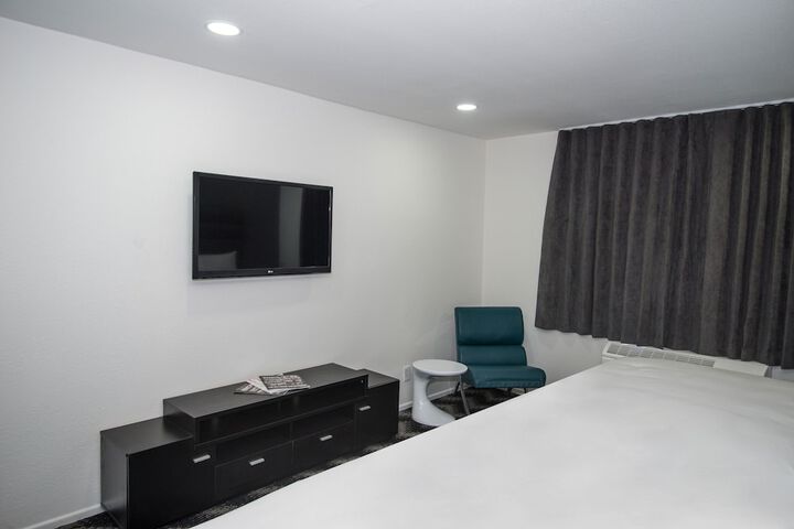 Room 7 of 18