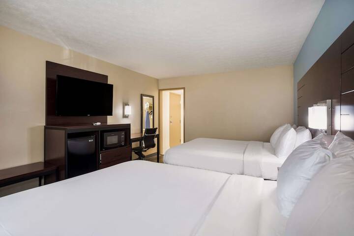 2 Queen Beds High Speed Internet Accessible Microwave and Refrigerator Flat Screen Telev (16 of 18)