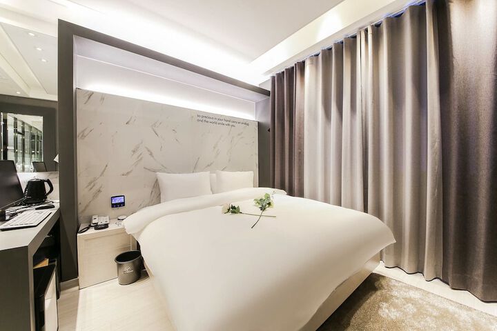 Room 5 of 74