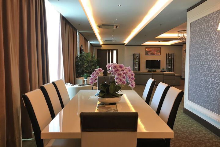 Room 28 of 87