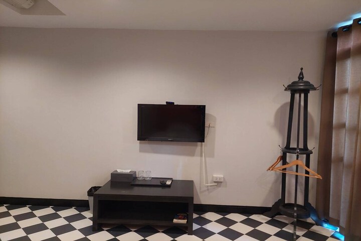 Room 7 of 33