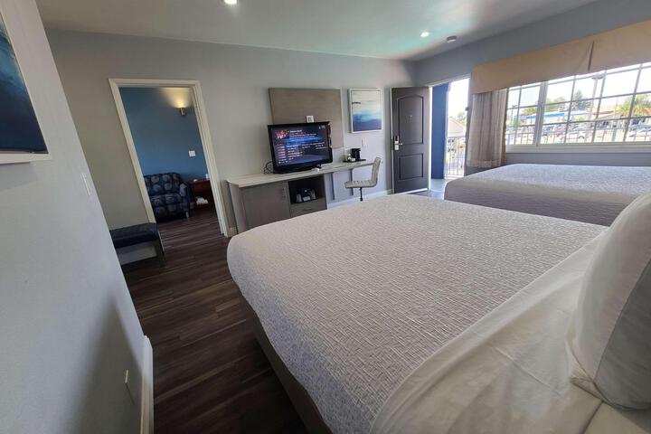 2 Queen Beds Refrigerator WiFi Full Breakfast (12 of 13)