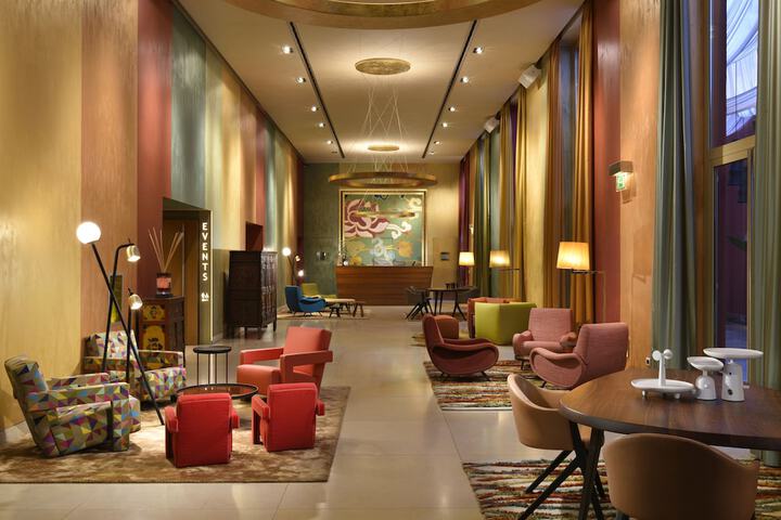 Lounge 82 of 95
