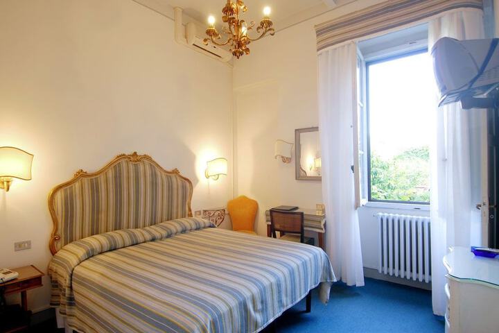 Room 7 of 18