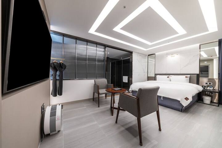 Room 18 of 48
