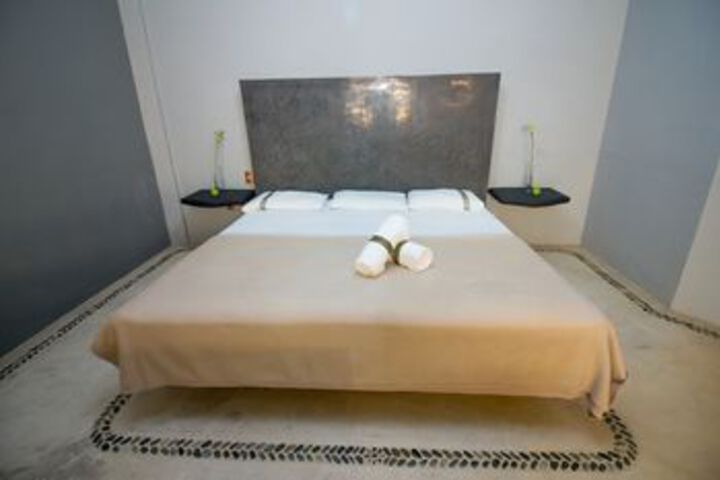 Room 11 of 32