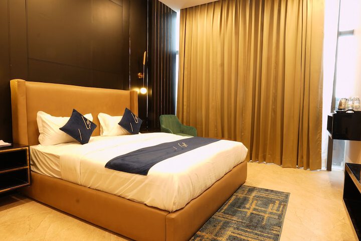 Room 8 of 18