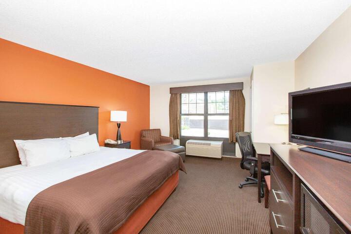 1 King Bed (2 of 14)