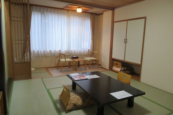 Room 25 of 102