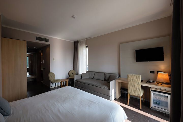 Room 42 of 176