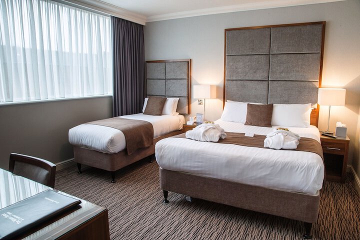 Room 4 of 102