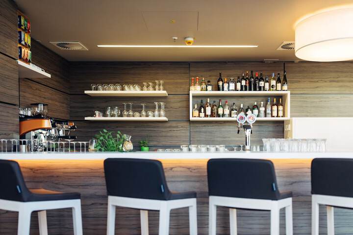 Lounge 86 of 109