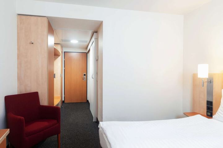 Room 43 of 90