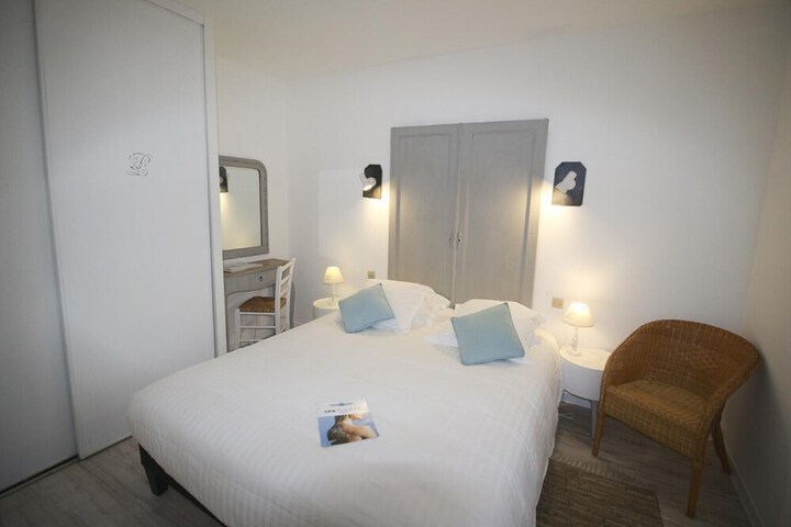 Room 18 of 164