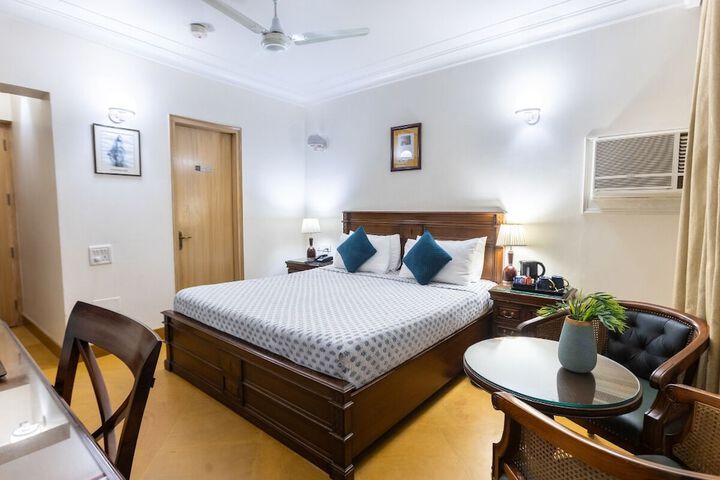 Room 44 of 102
