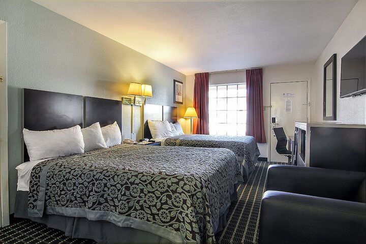 2 Queen Beds (10 of 24)