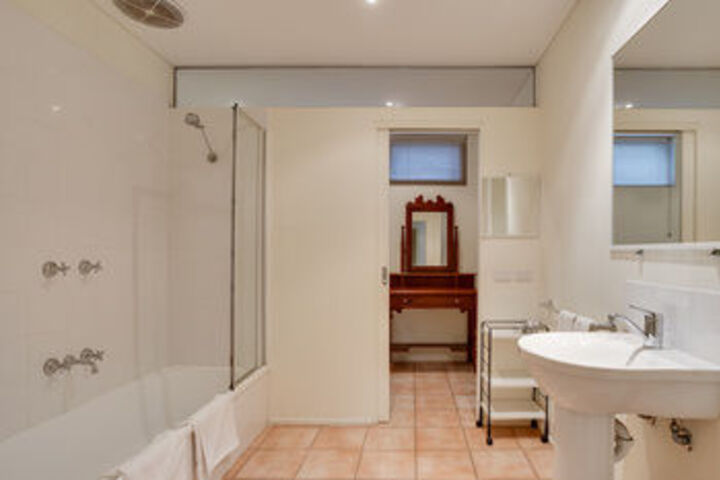 Room 4 of 32