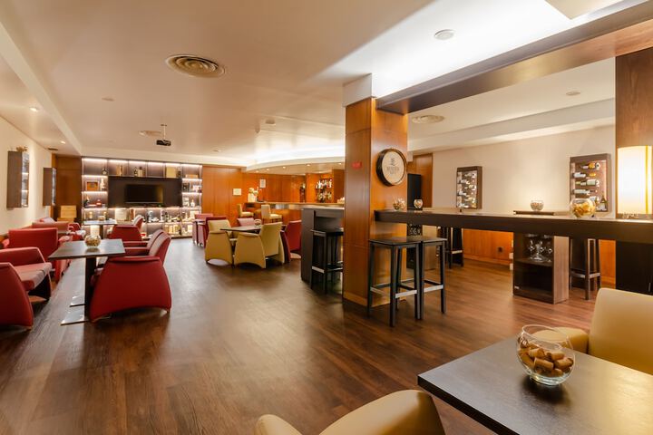 Lounge 74 of 81
