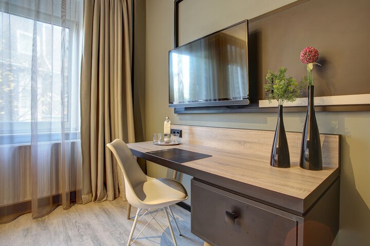 Room 4 of 32