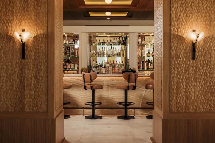 Lounge 156 of 192