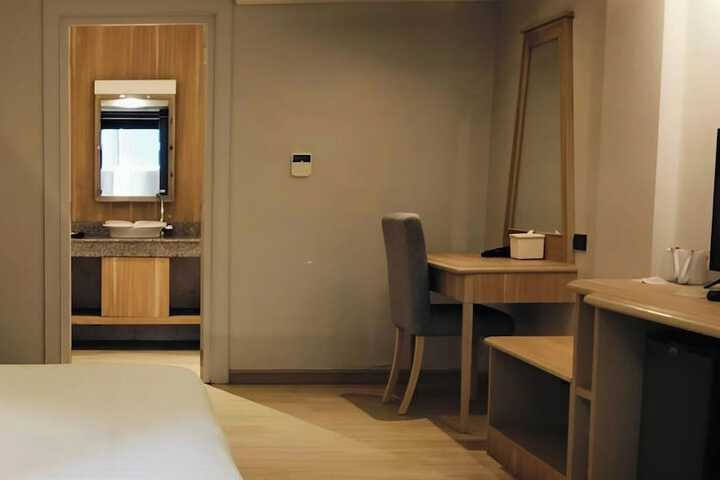 Room 10 of 37