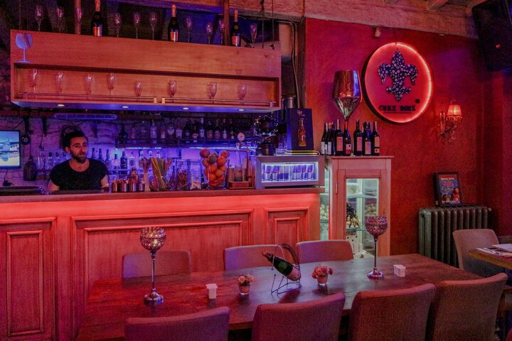 Lounge 122 of 126