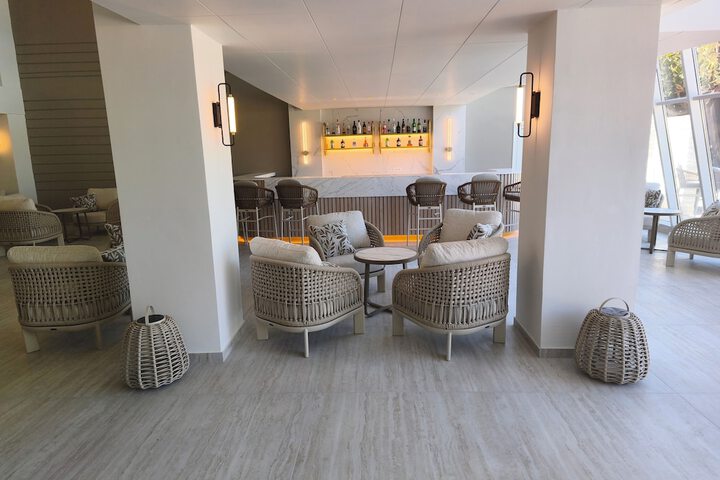 Lounge 115 of 156