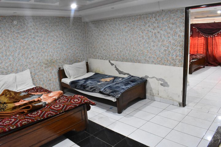 Room 6 of 8