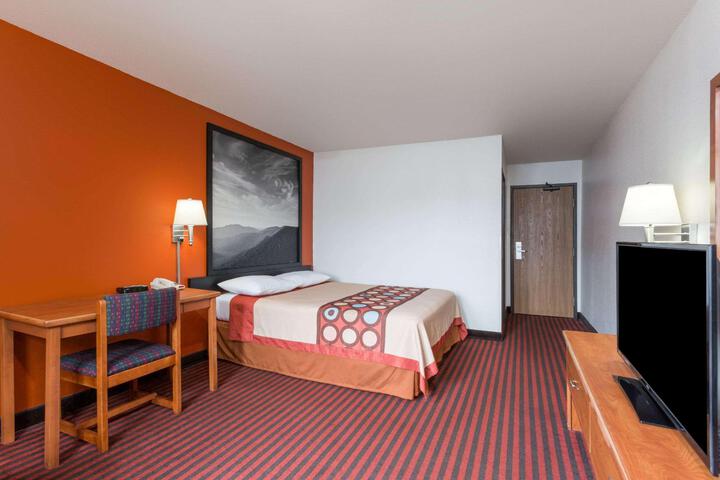 1 Queen Bed (5 of 14)
