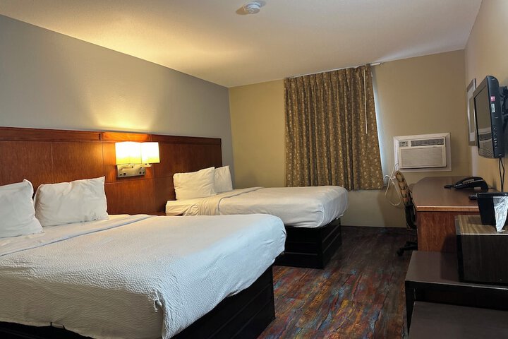 1 Queen Bed (26 of 30)