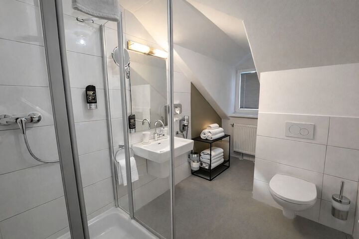 Room 8 of 25