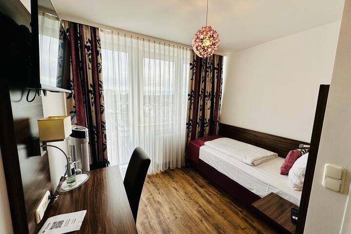 Room 4 of 8