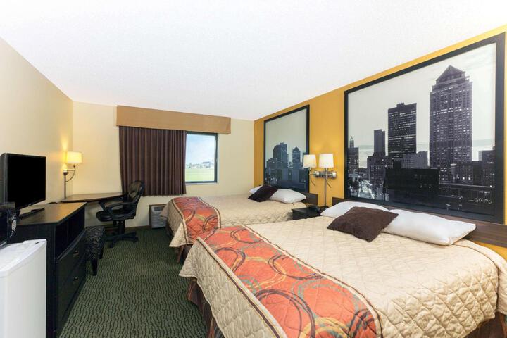 1 Queen Bed (10 of 12)