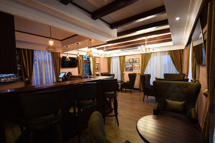 Lounge 65 of 82