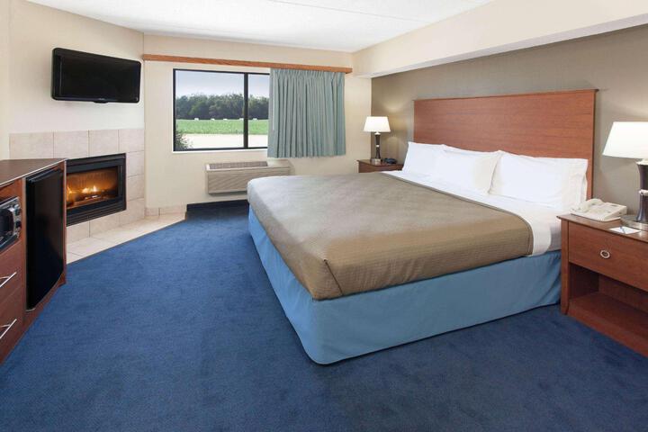 1 King Bed Deluxe Mobility Accessible (28 of 28)