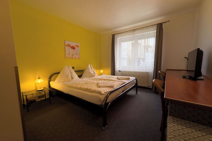 Room 10 of 42