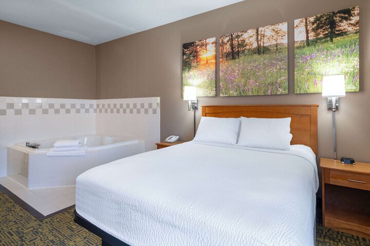 1 Queen Bed (4 of 19)