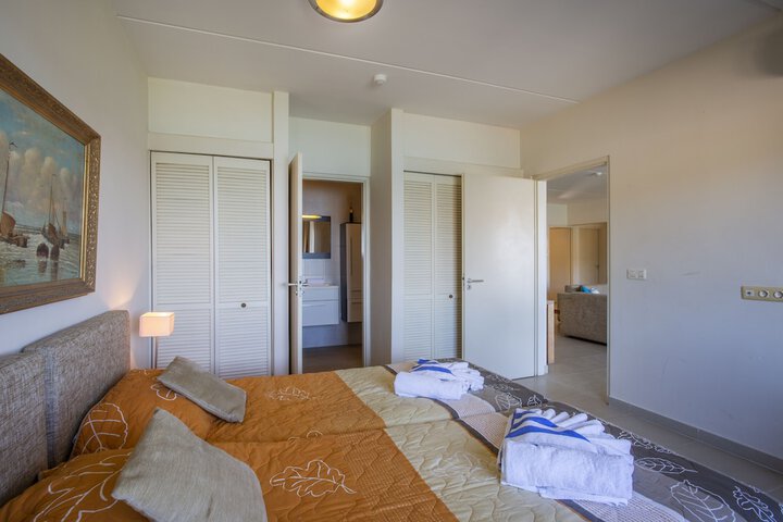 Room 10 of 127