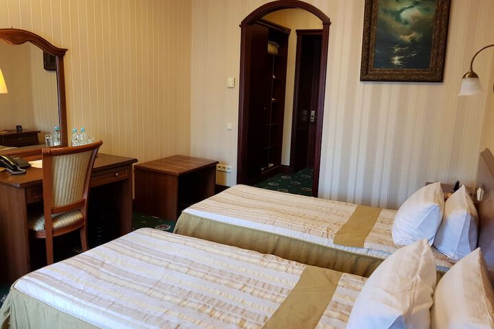 Room 12 of 77