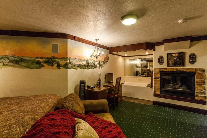 Room 5 of 18