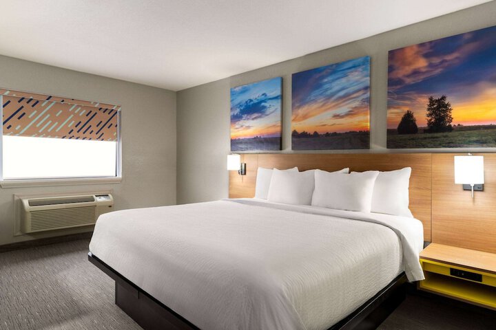 1 King Bed (4 of 10)