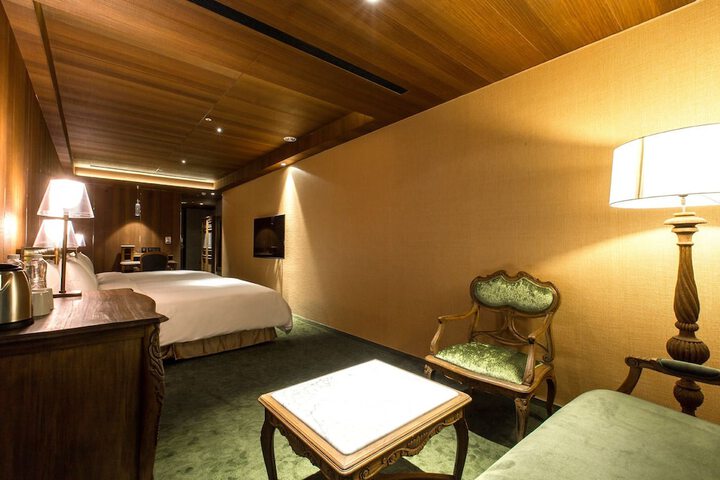 Room 11 of 80