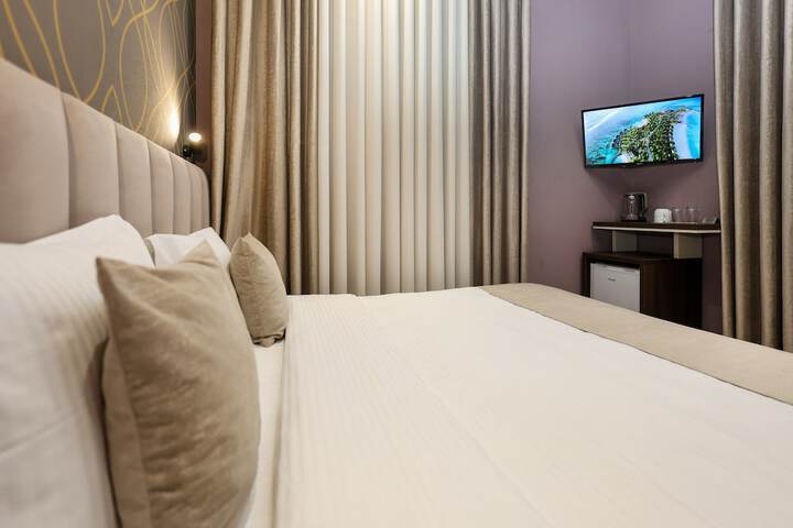 Room 4 of 33