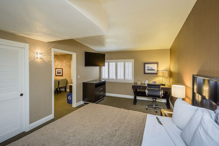 1 Bedroom Executive Suite King Bed (23 of 29)